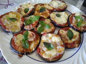 Kleine Keto Auberginen Pizzen