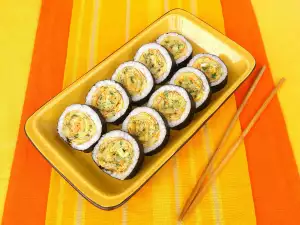 Koreanischer Kimbap mit Eierrolle und Gemüse