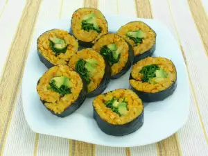 Goldene Veggie Kimbap mit Avocado und Spinat