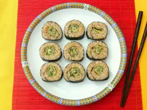 Kimbap mit Quinoa, Sojasoße und Eierrolle