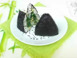 Dreieckige Kimbap mit Spinat und Eiern