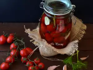 Eingelegte saure rote Tomaten mit Dill und Knoblauch