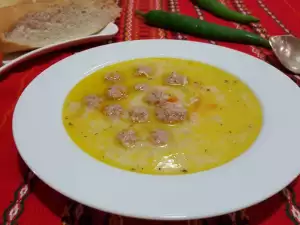 Klassische Suppe mit Hackbällchen mit Aufbau