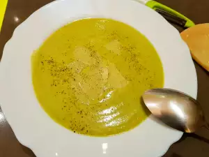 Cremesuppe aus Avocado und Zucchini