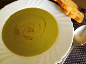 Cremesuppe mit Ampfer und Zucchini