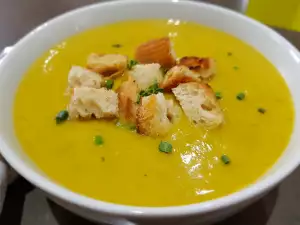 Leichte Cremesuppe aus Zucchini und grünem Apfel