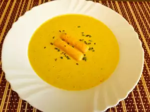 Zucchinicremesuppe mit Saurer Sahne und einen Hauch von Zitrone