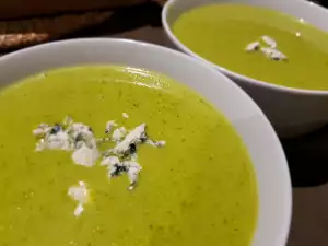 Zucchinicremesuppe mit Blauschimmelkäse