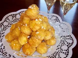 Französisches Dessert Croquembouche