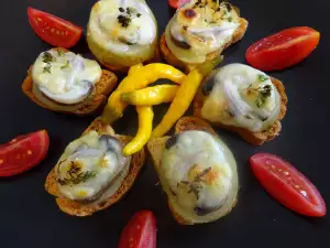 Pikante Crostini mit Emmentaler und Pilzen