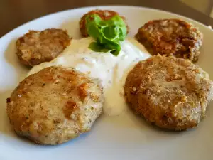 Bällchen aus Bohnen und Chiasamen mit herrlicher Soße