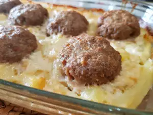 Fleischbällchen mit Kartoffeln, Sahne und Schmelzkäse im Ofen