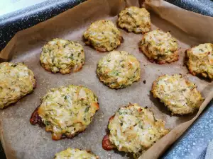 Frikadellen aus Zucchini und Hüttenkäse im Ofen