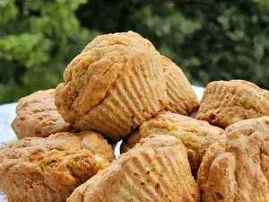 Kleine Muffins mit Einkornmehl und Käse