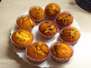 Muffins mit Zartbitterschokolade und Rosinen