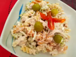 Nudelsalat mit Mayonnaise und Thunfisch