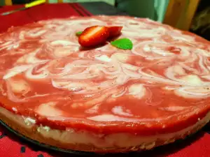 Marmorierter Cheesecake mit Erdbeeren und Limetten