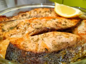 Marinierter gebackener Lachs im Ofen