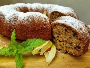 Butterkuchen aus Zucchini, Datteln und Walnüssen