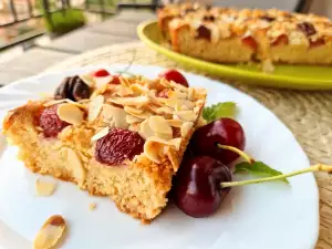 Butterkuchen mit weißer Schokolade und Kirschen