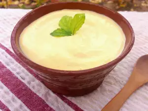 Hausgemachte Mayonnaise mit Olivenöl und Rucola