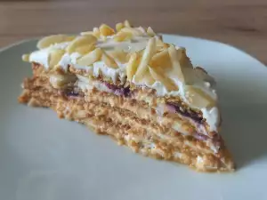 Medovik Torte mit Bananen und Heidelbeermarmelade