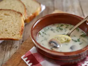 Pilzsuppe mit Milch und Gemüse