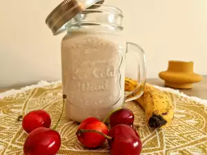 Milchshake aus Bananen, Haferflocken und Kirschen