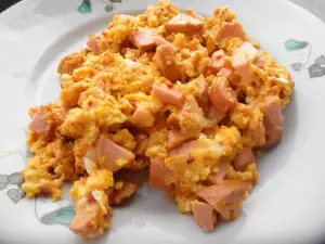 Rührei mit Wiener Würstchen und Käse