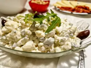 Joghurtsalat mit Blumenkohl und Essiggurken