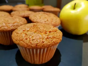 Fluffige Muffins mit Äpfeln und Schokolade