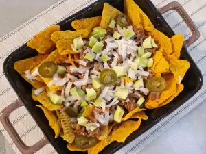 Nachos mit Rinderhackfleisch und Avocado