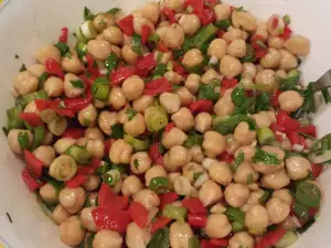 Salat aus Kichererbsen und gerösteten Paprika