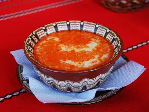 Bulgarische Kuttelsuppe mit frischer Milch