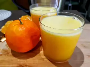 Natürlicher Saft von Mandarinen und Orangen