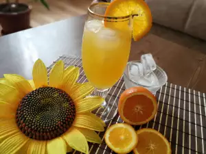 Orangencocktail mit Weißwein und Sekt