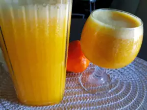 Klassischer Orangensaft in einem Mixer