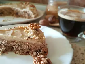 Walnusstorte mit Schokostückchen und Kaffee