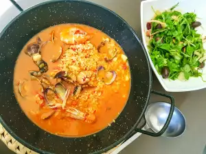 Arroz Caldoso mit Venusmuscheln, Calamari und Garnelen