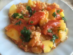 Reis mit Kartoffeln und Tomaten im Ofen