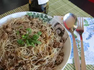 Gebratene Reis-Spaghetti mit Schweinehackfleisch