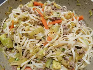 Einfache Reisnudeln mit Hackfleisch und Gemüse