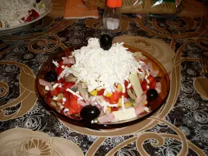 Klassischer Ovcharska Salat (Hirtensalat)