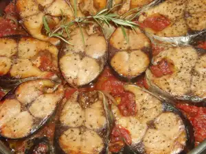 Atlantischer Bonito in Scheiben mit Tomaten