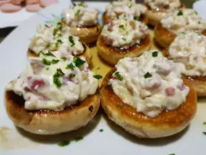 Mit Sahne und Jamón gefüllte Pilze