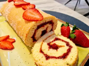 Pandispanrolle mit Erdbeeren