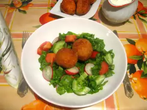 Panierte Eier auf Salat mit Knoblauchsoße