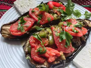 Auberginenpantoffeln mit Tomaten und Pilzen