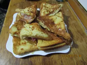 Gebratener Toast mit Bacon