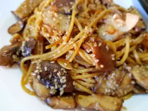 Gebratene Spaghetti mit Pilzen und Sesamsamen